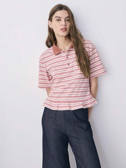 Nöista 粉色和红色条纹Polo衫，领口采用撞色设计，下摆饰有荷叶边，门襟处有三颗撞色纽扣。适合春季穿着，也适合夏季穿着，是度假装扮、休闲装的理想之选。