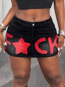 Slaydiva 新款大码女式牛仔迷你裙，带口袋、纽扣和星星贴花设计。夏季风格，饰以深色字母刺绣。黑色牛仔迷你裙。Y2K 时尚百搭，适合约会、休闲穿着和音乐节。女士休闲装 - 黑色 - 查看 4