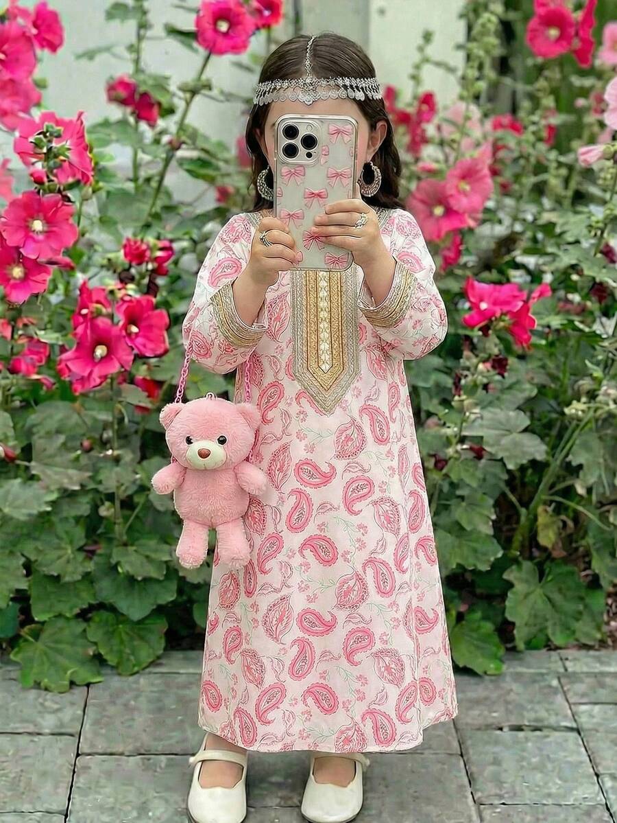 SHEIN DRMZ 女童火烈鸟印花长袖连衣裙,度假风;秋季女童粉色花卉阿拉伯长袍,优雅花卉领,休闲简约传统长袖阿拉伯连衣裙,适合春夏穿着;优雅端庄的长袖连衣裙,祈祷长袍,舒适休闲,度假风;端庄的卡夫坦长袍;儿童阿拉伯长袍;女童巴基斯坦传统长袍 - 白色 - 查看 1