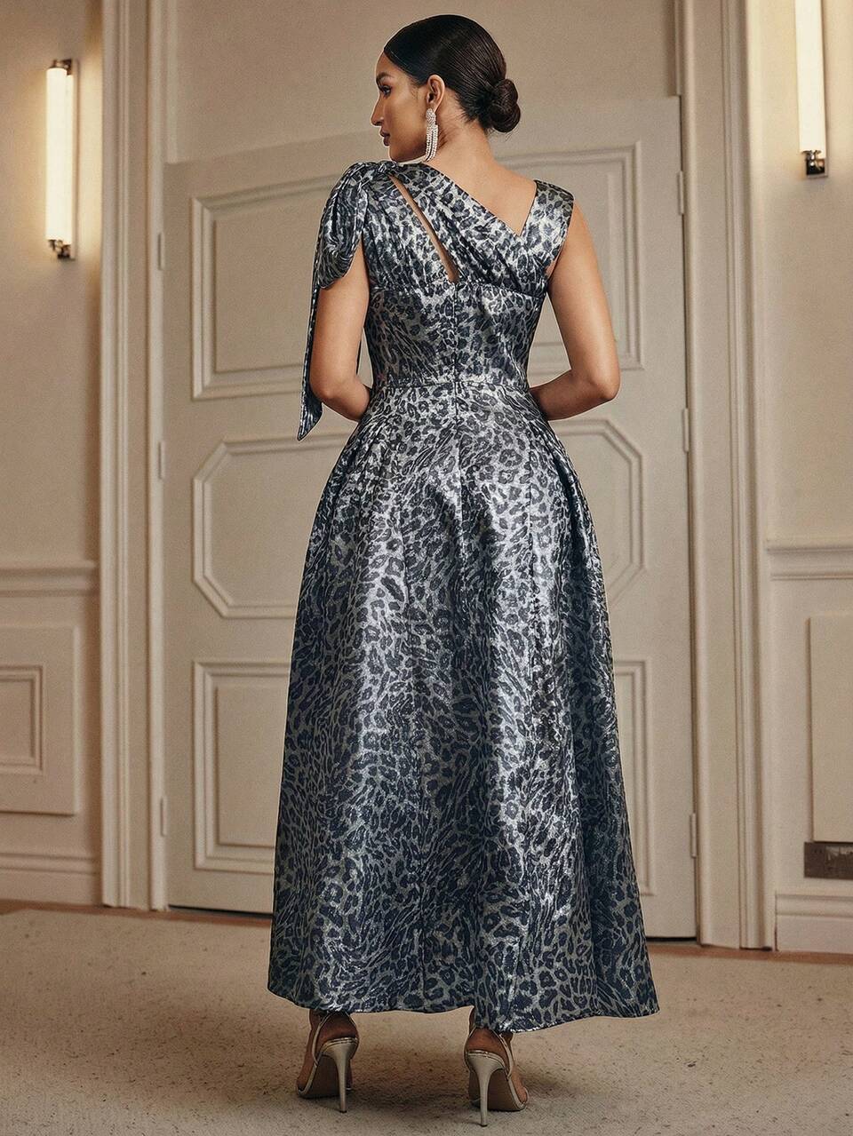 Anewsta Vestido largo de satén con estampado de leopardo y escote asimétrico para mujer, sin mangas, con volantes, de un solo hombro, estilo retro elegante, para cena de vacaciones de verano, en negro y plateado