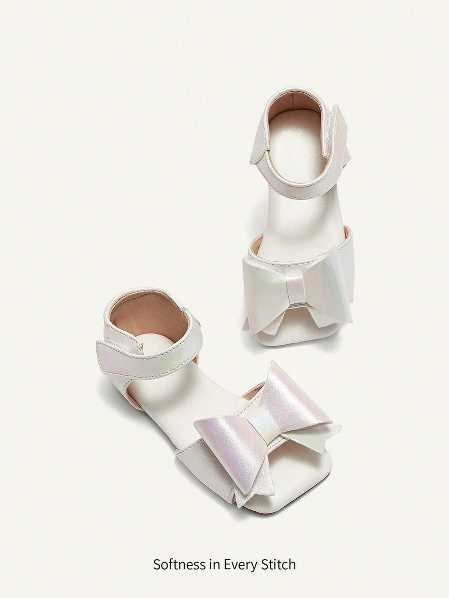 Cozy Pixies 这款女童交响乐激光蝴蝶结露趾凉鞋适合日常穿着，搭配裙子，也适合婚礼、周末外出、派对等场合，是公主风的婴儿凉鞋。 - 白色 - 查看 1