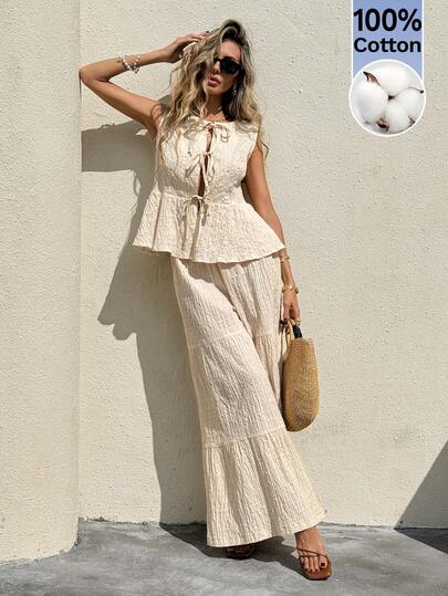 Serisse Bộ đồ du lịch 2 món dành cho nữ: áo không tay buộc dây phía trước, viền bèo nhún và quần.