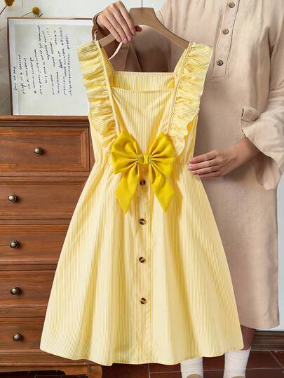 SHEIN Vestido de rayas con diseño suelto, cómodo, suave y versátil, con decoración de lazo, decoración de volantes en el borde y decoración de botones en el bajo, adecuado para otoño, primavera y verano, apropiado para uso diario, ir y venir, juegos al aire libre, deportes, escuela, ropa de calle, fiestas y fotografía