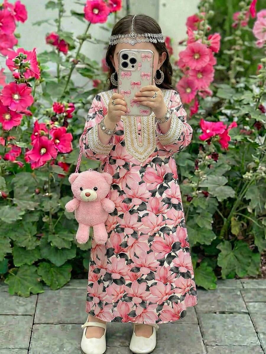 SHEIN DRMZ 女童火烈鸟印花长袖连衣裙，度假风；秋季女童粉色花卉阿拉伯长袍，优雅花卉领，休闲简约传统长袖阿拉伯连衣裙，适合春夏穿着；优雅端庄的长袖连衣裙，祈祷长袍，舒适休闲，度假风；端庄的卡夫坦长袍；儿童阿拉伯长袍；女童巴基斯坦传统长袍 - 彩色 - 查看 1