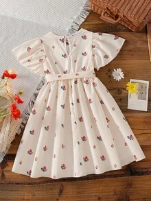 SHEIN Vintaside Kids Đầm hè ngọt ngào và dễ thương cho bé gái, in hình quả anh đào với tay áo bèo nhún, kiểu dáng thoải mái, có thể giặt máy - Hoàn hảo cho các bữa tiệc và hoạt động trên bãi biển. - trắng - Xem 2