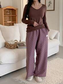 DAZY Conjunto de pijama feminino de cor sólida, composto por camiseta de manga comprida com decote em V e calça comprida com estampa total, ideal para o outono. - Roxa - Ver 4