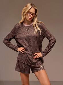 SHEIN Unity Conjunto de 2 peças feminino com estampa animal colorblock e detalhe de urso, composto por camiseta e shorts com cordão na cintura. Estilo vintage universitário dos anos 2000, ideal para ocasiões casuais, escritório, férias, praia, festas e momentos românticos. Versátil. Perfeito para o dia a dia, trabalho, férias, praia, festas e momentos românticos. - Castanho - Ver 4