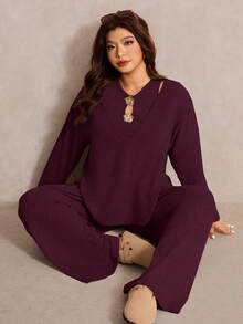 Elaquor Set Atasan Tanpa Lengan dan Celana Panjang Elegan Ukuran Plus untuk Komuter dengan Dekorasi Metal - Burgundy - View 3
