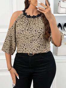 SHEIN Frenchy Áo kiểu nữ cỡ lớn, trễ vai, in hoa, xếp nếp, phối nhiều lớp, phong cách thường ngày. - Màu be - Xem 5