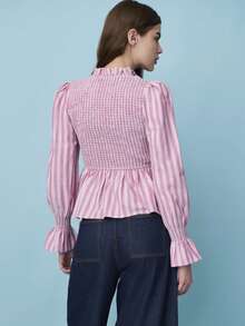 Nöista Áo kiểu kẻ sọc với phần thân trên xếp ly và cổ áo bèo cao. Tay áo dài phồng với cổ tay áo chun và vạt áo xòe nhẹ tạo dáng thon gọn. Hoàn hảo cho mùa xuân và mùa hè, phong cách nữ tính và vẻ ngoài thanh lịch thường ngày. - Hồng - Xem 2