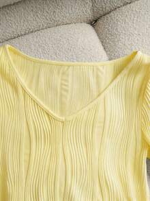Franclia 女士V领长袖T恤，不对称下摆，褶皱腰身设计，纹理针织面料，休闲时尚长袖上衣，浅黄色上衣，波浪纹理上衣，女士优雅上衣，奶油黄上衣 - 黃色 - 查看 3