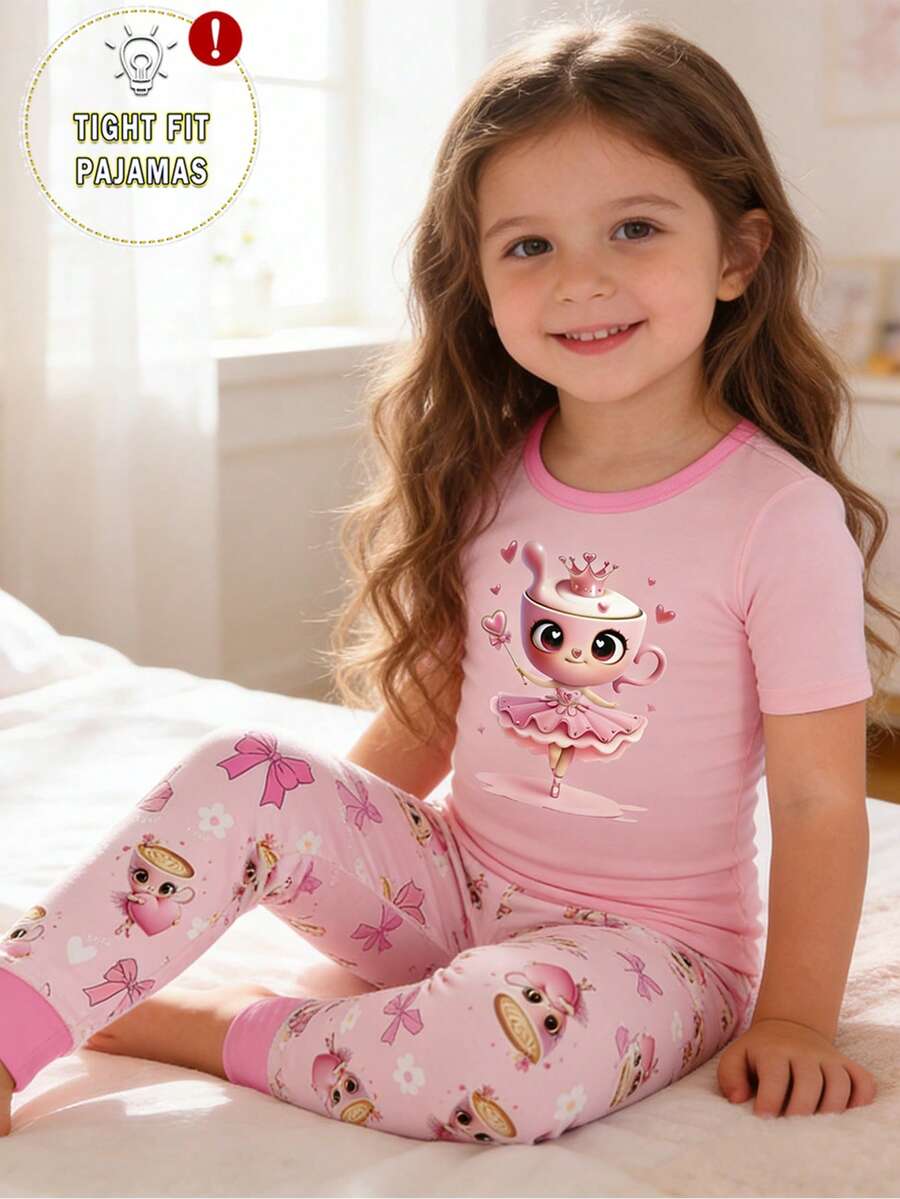 Bộ đồ ngủ ôm sát cho bé gái, họa tiết cô gái uống cà phê, cổ áo và tay áo phối màu tương phản, áo thun cổ tròn tay ngắn co giãn kết hợp với quần dài in họa tiết toàn thân, thích hợp cho mùa xuân/hè.