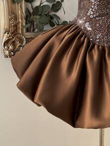 Đầm dạ hội ngắn maxi sang trọng, màu nâu nhạt, chất liệu satin thêu sequin, phối nhiều mảnh vải, trang trí hoa kim loại thủ công, kiểu corset, 2 trong 1 dành cho nữ. - Cà phê nâu - Xem 5