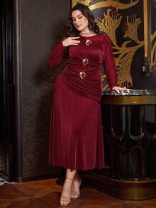 Modelyn Gaun Pesta Pas Badan Elegan untuk Wanita Ukuran Plus dengan Hiasan Renda, Gesper Logam, dan Ruffle - Burgundy - View 7