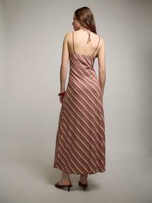 Nöista Đầm slip kẻ sọc vải chéo có thiết kế xẻ tà hình giọt nước và chân váy chữ A kẻ sọc chéo. Chất vải mềm mại, thích hợp cho các dịp lễ hội, nghỉ dưỡng và những buổi tiệc mùa xuân hè. - màu nâu - Xem 2