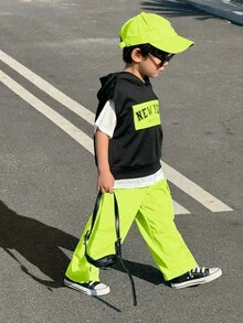 SHEIN Little Byeori 两件套儿童男童休闲韩版字母印花连帽衫T恤和直筒宽松纯色长裤套装，适合上学、花园、海滩、生日、春季、夏季、秋季、冬季穿着。 - 綠色 - 查看 2