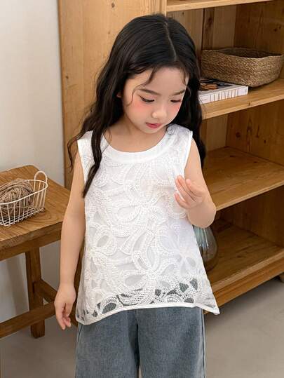 Dazy Kids 少女花卉刺绣装饰圆领休闲上衣，适合日常穿着和度假。