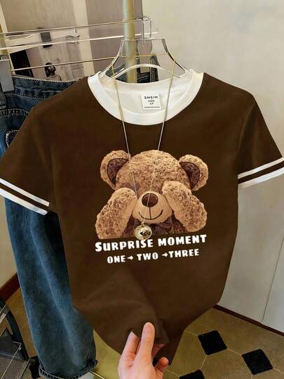 Camiseta básica corta de niñas jóvenes con estampado gráfico de oso, lazo y rayas de color contrastante, de estilo casual, creativo y minimalista. Diseños frescos y cómodos, apropiados para primavera, verano y otoño. Atuendo con sensación de ambiente