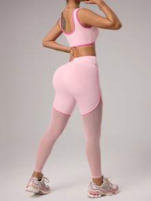 Dewbera 女士两件套运动服，粉色，包含一件紧身撞色滚边V领上衣（带可拆卸胸垫和撞色缝线网眼拼接）和一条七分裤，适合休闲穿着、跑步、瑜伽、健身、网球、高尔夫等运动。 - 粉色 - 查看 2