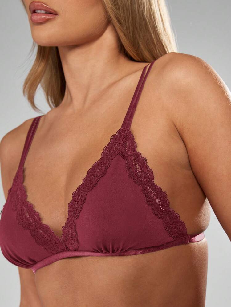 MISSGUIDED Lace Trim Triangle Bra And Thong Lingerie Set With Deep V-Neck And Scalloped Edges For Intimate Occasions