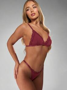 MISSGUIDED Conjunto de lencería con sujetador triangular y tanga con adorno de encaje, cuello en V profundo y bordes festoneados para ocasiones íntimas - Rojo - Ver 3