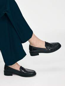 Mnmlis 女士时尚英伦风银色铆钉装饰黑色舒适厚底乐福鞋，适合通勤、上学、朋克、前卫、经典、英伦风格等场合。 - 黑色 - 查看 7