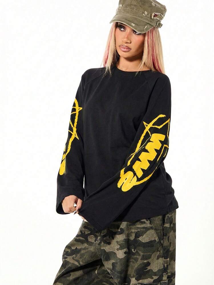SUMWON ロング丈オーバーサイズ長袖Tシャツ、イエローテキストグラフィック、ブラックコットンカジュアルストリートウェアトップ、秋冬