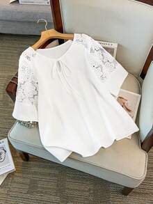 GlowEve CURVE Áo sơ mi tay ngắn phối ren trắng, kiểu dáng ôm vừa vặn, thời trang ngọt ngào, thanh lịch, cổ tròn, tay áo buộc dây ren, thích hợp cho mặc hàng ngày, công sở, dự tiệc, năm mới, Giáng sinh. - trắng - Xem 4