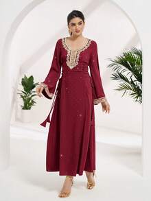 Al Najma Vestido de estilo árabe con mangas acampanadas, cintura elegante con lazo y aplicaciones - Burdeos - Ver 1