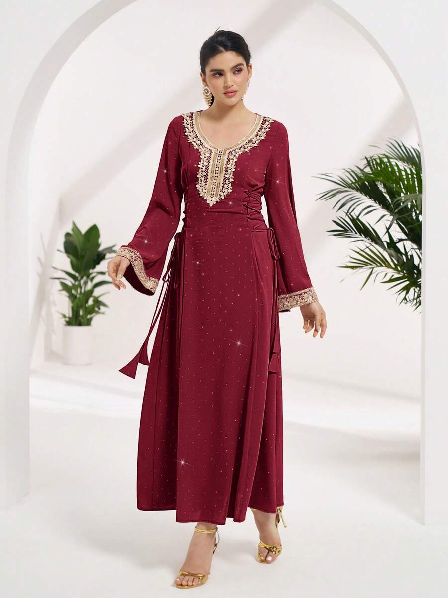 Al Najma Vestido de estilo árabe con mangas acampanadas, cintura elegante con lazo y aplicaciones - Burdeos - Ver 1
