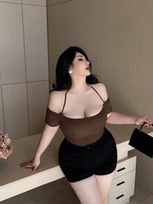 Vibekara 大码女式纯色露肩系带镂空性感百搭约会之夜短袖T恤 - 咖啡棕 - 查看 3