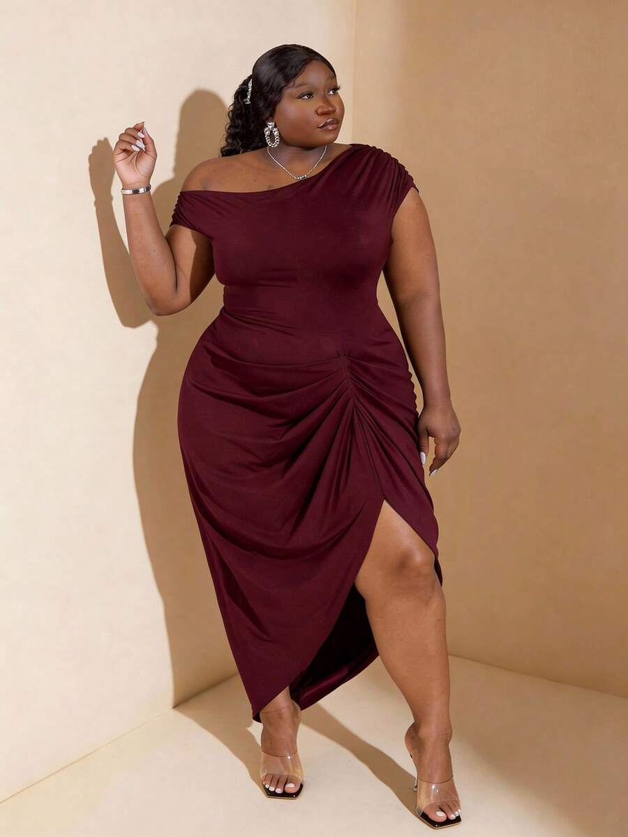 CurvyTilda Damen Große Größen Herbst und Winter Mode Große Damen Elegantes Date Party Schwarzes Stretch Strick Komfort Raffdetails Off-Shoulder Drapiertes Kleid Asymmetrischer Saum Schlitz Midi Kleid, Geburtstagskleider für Frauen - Bordeaux - Übersicht 1