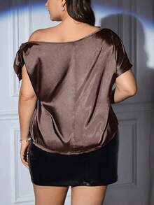 SHEIN Privé 加大码缎面蝴蝶结装饰单肩上衣，情人节 - 棕色 - 查看 2