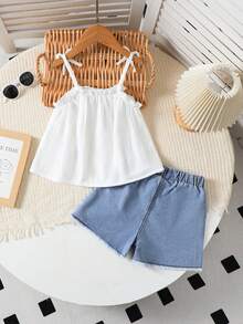 SHEIN Genkimix Kids 两件套女童无袖上衣和牛仔短裤，白色吊带背心搭配浅蓝色毛边牛仔短裤，舒适可爱。适合夏季、休闲、下午茶、度假、派对等场合，法式乡村风格。 - 白色 - 查看 2
