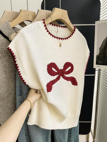 Resyla 新款米色和酒红色针织毛衣，饰有大蝴蝶结，提花波浪下摆，无袖设计，柔软蓬松的针织面料，低饱和度撞色设计，温柔甜美的少女风，轻盈复古的柔软触感，适合春季约会、校园日常穿着、咖啡馆穿搭。蝴蝶结元素和波浪下摆增添活力，撞色设计吸睛而不单调，偏向甜美温柔的少女风格。