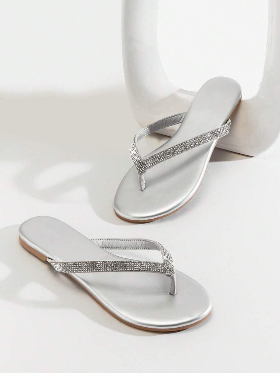 Solezae Sandal đế bằng nữ kiểu dáng thường ngày, quai chữ T, đính đá, mũi tròn. - Bạc - Xem 1