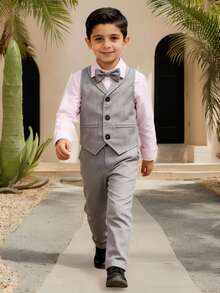 三件套男士西装：马甲+领结+西裤，包含一件浅灰色编织纹理马甲、一条配套西裤和一个灰色领结。不含衬衫。马甲采用西装领设计，配有三颗黑色纽扣和侧袋。领结增添正式感。这套简约而精致的西装套装适合出席仪式、演出和其他正式场合。 - 灰色 - 查看 1