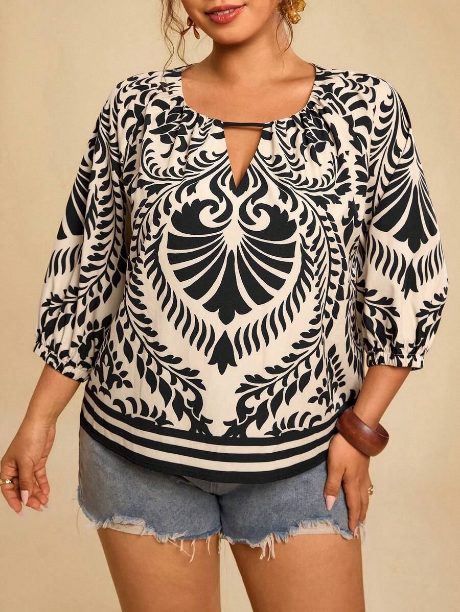 Travachic 大码女式黑米色复古印花宽松衬衫，圆领七分袖，适合春夏假期海滩休闲外出穿着。这款衬衫采用印花图案，款式休闲，适合夏季穿着，风格波西米亚风。 - 黑色 - 查看 1