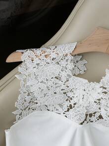 GlowEve 女士夏季针织弹力修身蕾丝拼接镂空V领短袖休闲优雅T恤，蕾丝饰边随机裁剪 - 白色 - 查看 3