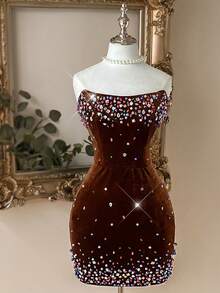 Lovelzi Chân váy mini ôm sát eo cao, không dây vai, bằng nhung đen thanh lịch và quyến rũ, được đính đá lấp lánh và thêu tay tỉ mỉ. Thích hợp cho các buổi hẹn hò, kỳ nghỉ, tiệc chiêu đãi, tiệc trà chiều, chụp ảnh, đám cưới, các buổi tiệc và tiệc cocktail. - màu nâu - Xem 1