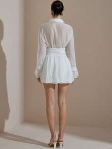 BELROSIE Elegante vestido mini para mujer con cuello texturizado tipo aristocrático francés, adornado con strass y con bajo de peplum que define la cintura - Blanco - Ver 6
