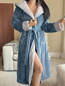 DAZY Bata larga con capucha de mujer de forro polar texturizado a rayas y bloques de color, pijama de estar por casa para invierno - Neblina azul - Ver 5