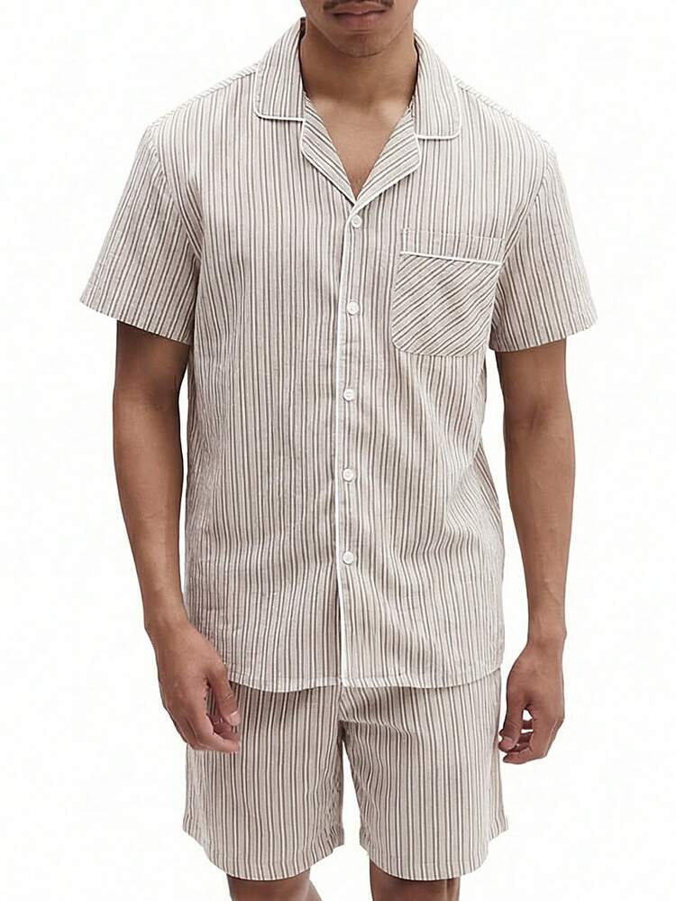 Camisa de pijama listrada de manga curta com shorts combinando.