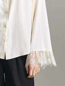 Ontre 2026春夏女装浅杏色舒适柔软哑光褶皱面料修身廓形落肩长袖前襟部分开襟蕾丝饰边点缀，现代优雅婚礼宾客装扮，简约浪漫法式奢华都市时尚商务休闲办公装低调老钱风高端品质机场时尚邮轮装中东必备百搭四季新娘送礼会系列女装上衣 - 杏色 - 查看 4