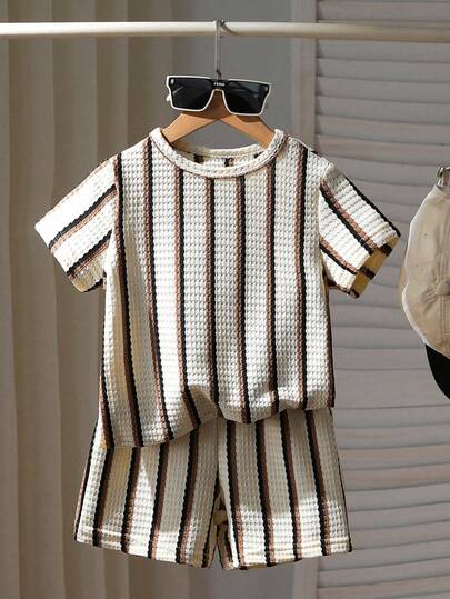 Introducing Our New 2026 Summer Collection: A Retro-Inspired Two-Piece Set For Little Boys, Featuring Contrasting Vertical Stripes. The Soft Off-White Base Is Accented By Bold Brown-Black Stripes, While A Subtle Waffle Weave Texture Adds Rich Tactile Detail. The Set Includes A Short-Sleeve Crew-Neck Top Paired With Matching Elastic-Waist Shorts; The Cohesive Design-Sharing The Same Stylistic Elements Throughout-Makes For Effortless Styling That Remains Timelessly Appealing. With A Relaxed Fit