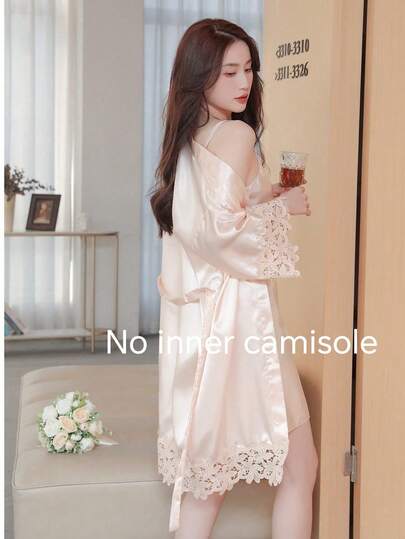 SHEIN 1 pièce Peignoir à motif de dentelle, robe de mariée et demoiselle d'honneur avec lettre initiale, robe du matin et robe de nuit, tenue de préparation pour la fête de mariage, accessoires pour la cérémonie et la réception de mariage. Pyjama pour demoiselle d'honneur au printemps et en été. Robe de mariée, pyjama pour la fête des meilleures amies. Peignoir de mariée brodé. Fournitures pour mariage, fête en plein air, fête de vacances