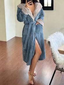 DAZY Bata larga con capucha de mujer de forro polar texturizado a rayas y bloques de color, pijama de estar por casa para invierno - Neblina azul - Ver 3