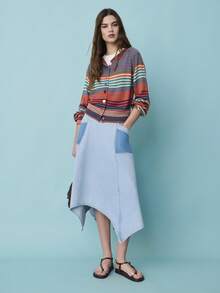 Nöista 不对称牛仔裙，饰有对比鲜明的深蓝色贴袋。休闲穿搭，适合夏季、春季和都市风格。 - 淺藍色 - 查看 4