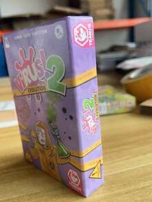 1张病毒！卷轴书写派对游戏 - 趣味家庭桌游，包含疫苗和社交距离卡牌。一款适合2-6名玩家的精彩家庭卡牌游戏。快速又有趣的派对之夜！一款策略性强、趣味十足的家庭和成人派对游戏，包含纸质材料和桌游风格的卡牌。一款适合家庭、朋友和情侣聚会的欢乐卡牌游戏。一款派对游戏，趣味家庭桌游卡牌，一款引人入胜、趣味盎然的卡牌游戏。 - 彩色 - 查看 6