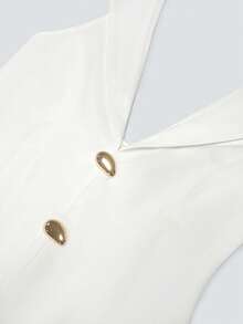 Franclia 这款女士吊带连衣裙饰有性感金属装饰，并采用修身收腰设计，尽显纤细身形。面料挺括抗皱，尽显优雅气质。吊带设计巧妙地露出颈部和肩部线条，小V领则增添了一丝低调的性感。金属搭扣点缀于正面，收腰设计和短裙摆拉长腿部线条，巧妙修饰身材比例，打造完美曲线。搭配高跟鞋，尽显精致优雅；搭配一条精致的项链，则可打造约会时吸睛的迷人造型。这款百搭的“慵懒女孩”连衣裙适合各种场合。白色西装连衣裙 优雅连衣裙 白色商务连衣裙 修身连衣裙 燕尾服连衣裙 女士职业装 女士办公室工作服 女士工作套装 惊艳连衣裙 游艇连衣裙 女士西装连衣裙 优雅女士 优雅套装 高品质连衣裙 最新款连衣裙 - 黑與白 - 查看 5